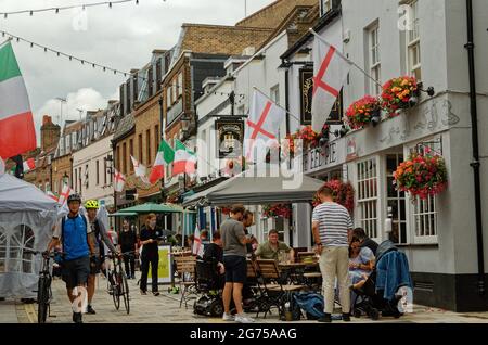 A l'extérieur du pub Eel Pie qui boit dans Church Street, Twickenham est décoré avec des drapeaux de l'Angleterre pour l'Euro 2020 avant le match final. Banque D'Images