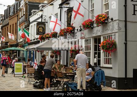A l'extérieur du pub Eel Pie qui boit dans Church Street, Twickenham est décoré avec des drapeaux de l'Angleterre pour l'Euro 2020 avant le match final. Banque D'Images