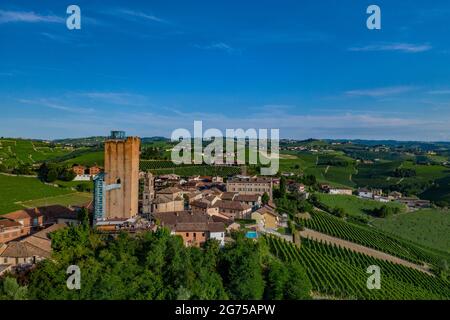 Village de Barbarresco dans les collines de Langhe, vue aérienne du village médiéval perché surplombant le fleuve Tanaro, Piémont Italie. Banque D'Images