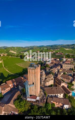 Village de Barbarresco dans les collines de Langhe, vue aérienne de la tour médiévale au sommet d'une colline village médiéval Piémont Italie. Banque D'Images