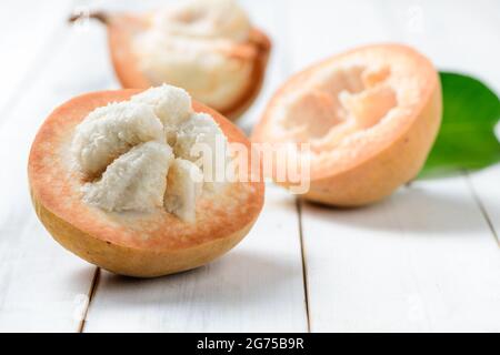 Moitié Santol sur fond de bois, Santol a le goût aigre et le milieu de santol est plus doux. C'est un fruit très célèbre de la province de Lophuri. THAÏLANDE Banque D'Images