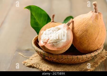 Moitié Santol sur fond de bois, Santol a le goût aigre et le milieu de santol est plus doux. C'est un fruit très célèbre de la province de Lophuri. THAÏLANDE Banque D'Images