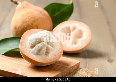 Moitié Santol sur fond de bois, Santol a le goût aigre et le milieu de santol est plus doux. C'est un fruit très célèbre de la province de Lophuri. THAÏLANDE Banque D'Images