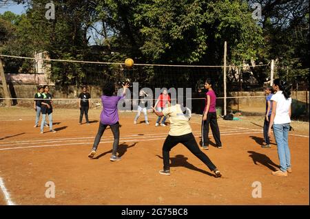 Mumbai; Maharashtra; Inde- Asie; Jan; 2015 : jeunes filles non identifiées jouant au volley-ball dans le terrain de jeu bombay Banque D'Images