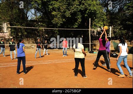 Mumbai; Maharashtra; Inde- Asie; Jan; 2015 : jeunes filles non identifiées jouant au volley-ball dans le terrain de jeu bombay Banque D'Images