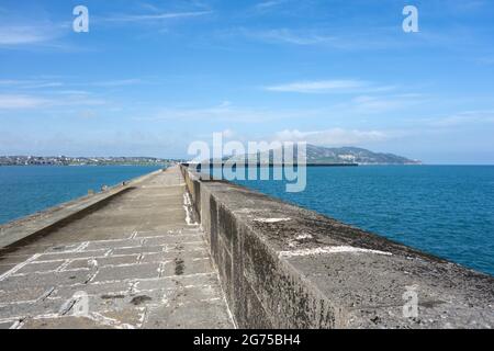 Le brise-lames de Holyhead sur l'île Holy Anglesey, au pays de Galles, qui est le plus long brise-lames du Royaume-Uni Banque D'Images