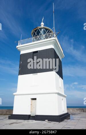 Phare de Holyhead au bout du brise-lames de l'île Holy Anglesey, pays de Galles, qui est le plus long brise-lames du Royaume-Uni Banque D'Images