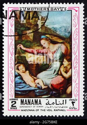 MANAMA - VERS 1970: Un timbre imprimé dans le Manama montre la Madonna du voile, peinture par Raphael Sanzio da Urbino, artiste-peintre italien, Fête des mères, Banque D'Images