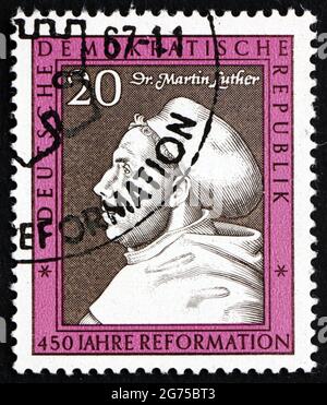 ALLEMAGNE - VERS 1967: Un timbre imprimé en Allemagne montre Martin Luther, peinture de Lucas Cranach, 450ème anniversaire de la réforme, vers 1967 Banque D'Images