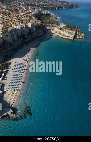 Vue aérienne de la côte calabraise, falaises surplombant la mer cristalline. Maisons sur le rocher et la plage. Tropea. Calabre. Italie. La meilleure plage d'Europe Banque D'Images