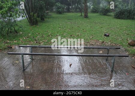 Une belle photo d'un banc dans le parc Banque D'Images