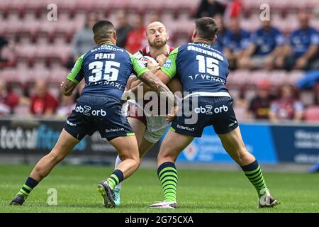 Liam Marshall (5) de Wigan Warriors est attaqué par Joe Greenwood (15) de Huddersfield Giants à Wigan (Royaume-Uni) le 7/11/2021. (Photo de Craig Thomas/News Images/Sipa USA) Banque D'Images