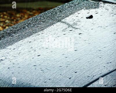 Un gros plan de gouttes de pluie sur la voiture Banque D'Images