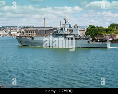 Le navire de surveillance hydrographique et de soutien opérationnel de la Marine royale, HMS Echo, entre dans le Hamoaze du détroit de Plymouth, devant la cour de Prince William Banque D'Images