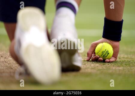 Un garçon de balle tient une balle de tennis Slazenger Wimbledon 2012 lors de la finale des célibataires de Gentleme le treize jour de Wimbledon au All England Lawn tennis and Croquet Club, Wimbledon. Date de la photo: Dimanche 11 juillet 2021. Banque D'Images