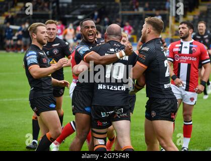 Castleford, Royaume-Uni. 11 juillet 2021. Jason Qareqare de Castleford Tigers célèbre Grant Millington de Castleford Tigers essayer pendant le jeu de Betfred Super League entre Castleford Tigers V Salford Red Devils à la mid A Flex Jungle, Castleford, West Yorkshire le 11 juillet 2021. Crédit : Craig Cresswell/Alay Live News Banque D'Images