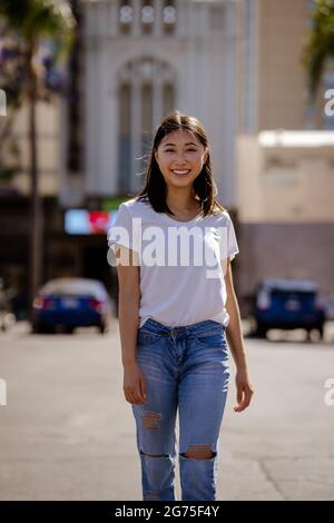 Portraits de jeunes femmes asiatiques marchant dans un parking du centre-ville Banque D'Images