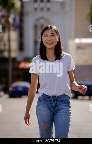 Portraits de jeunes femmes asiatiques marchant dans un parking du centre-ville Banque D'Images