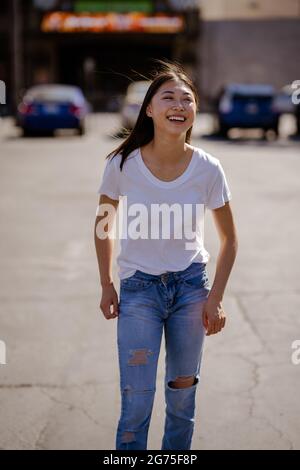 Portraits de jeunes femmes asiatiques marchant dans un parking du centre-ville Banque D'Images