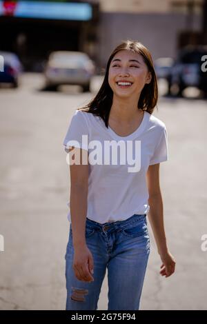 Portraits de jeunes femmes asiatiques marchant dans un parking du centre-ville Banque D'Images