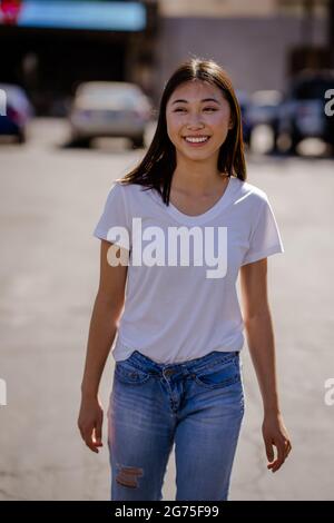 Portraits de jeunes femmes asiatiques marchant dans un parking du centre-ville Banque D'Images