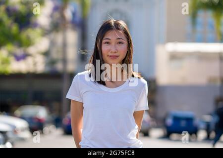 Portraits de jeunes femmes asiatiques marchant dans un parking du centre-ville Banque D'Images