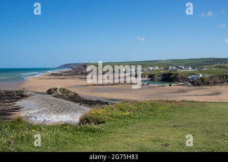 Larges plages de sable sur la côte nord de Cornouailles, en été. Banque D'Images