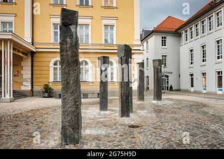 SiebenSteinBrunnen, Fontaine de roches tournants à Füssen, Bavière, Allemagne. La fontaine artistique se compose de sept colonnes. Banque D'Images