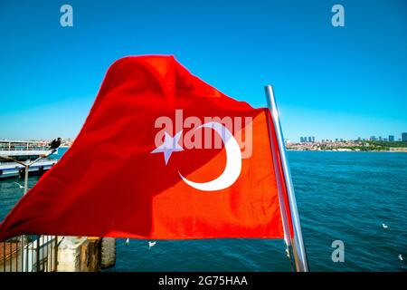 Drapeau turc au fond d'un bateau. Paysage urbain d'Istanbul en arrière-plan. Nation turque. Journées nationales turques. 23 avril, 19 mai, 15 juillet, 29 oc Banque D'Images