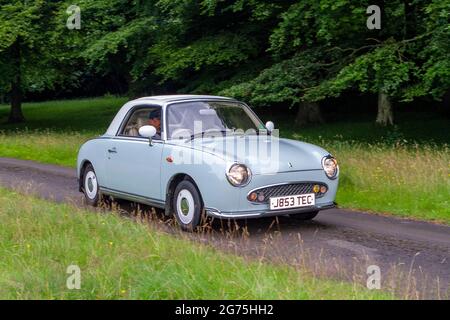 Une vue avant de bleu 1991 années 90 Nissan Figaro 1000cc essence samll 2dr ; voiture classique vintage rétro de la liberté conducteur voiture automobile Banque D'Images