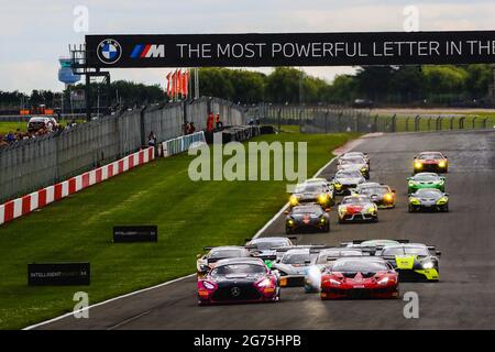 Castle Donington, Royaume-Uni. 11 juillet 2021. Début de la course du championnat Intelligent Money British GT à Donington Park, Leicestershire, Angleterre, le 11 juillet 2021. Credit: Jurek Biegus/Alamy Live News Banque D'Images