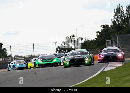 Castle Donington, Royaume-Uni. 11 juillet 2021. Team Abba Racing (#8) Mercedes-AMG GT3 conduite par Richard Neary et Sam Neary GT3 Silver/Am est leader depuis le départ de la sécurité à Redgate Corner lors du championnat Intelligent Money British GT Championship à Donington Park, Leicestershire, Angleterre, le 11 juillet 2021. Credit: Jurek Biegus/Alamy Live News Banque D'Images