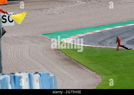 Castle Donington, Royaume-Uni. 11 juillet 2021. Un marshall récupère les débris laissés sur la piste de l'Old hairpin lors du championnat Intelligent Money British GT à Donington Park, Leicestershire, Angleterre, le 11 juillet 2021. Credit: Jurek Biegus/Alamy Live News Banque D'Images