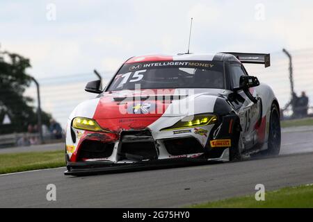 Castle Donington, Royaume-Uni. 11 juillet 2021. Toyota GAZOO Racing UK (#15) Toyota GR supra GT4 conduit par John Ferguson et Scott McKenna GT4 Pro/Am se trouve sur la piste après avoir subi des dommages lors d'une collision lors du championnat Intelligent Money British GT à Donington Park, Leicestershire, Angleterre, le 11 juillet 2021. Credit: Jurek Biegus/Alamy Live News Banque D'Images