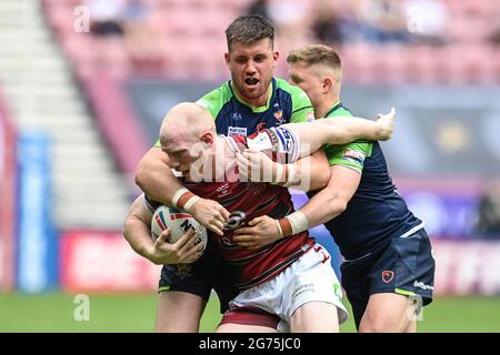 Wigan, Royaume-Uni. 11 juillet 2021. Liam Farrell (12) de Wigan Warriors est attaqué par Joe Greenwood (15) de Huddersfield Giants à Wigan (Royaume-Uni) le 7/11/2021. (Photo de Craig Thomas/News Images/Sipa USA) crédit: SIPA USA/Alay Live News Banque D'Images