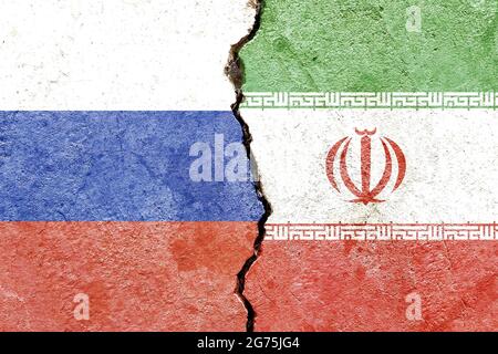 Les drapeaux de la Russie et de l'Iran ont peint sur un mur brisé abîmé - concept de conflit politique Banque D'Images