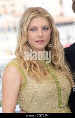 Katheryn Winnick pose au photocall du « jour du drapeau » lors du 74e Festival annuel de Cannes au Palais des Festivals de Cannes, le 11 juillet 2021. Banque D'Images