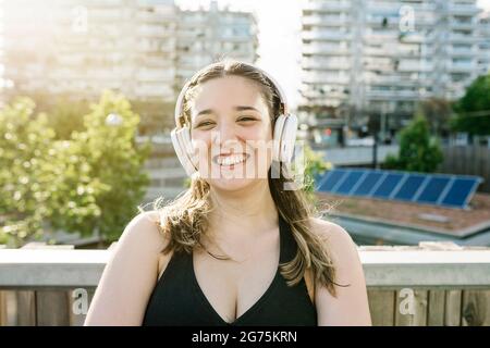 Jeune femme hispanique curvy portrait Banque D'Images