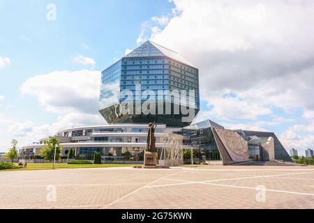 MINSK, BÉLARUS - 26 JUIN 2021 : la construction de la bibliothèque nationale à Minsk, Bélarus. Motif losanges en verre, jour de l'été Banque D'Images