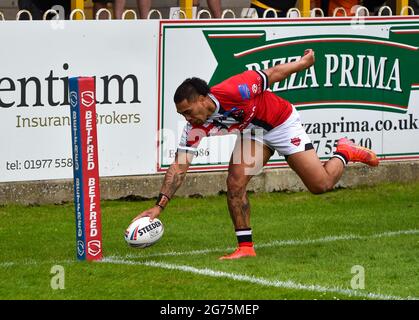 Castleford, Royaume-Uni. 11 juillet 2021. Ken SIO, de Salford Red Devils, a obtenu des scores lors du match de la Betfred Super League entre Castleford Tigers V Salford Red Devils au Mend A flexible Jungle, Castleford, West Yorkshire, le 11 juillet 2021. Crédit : Craig Cresswell/Alay Live News Banque D'Images