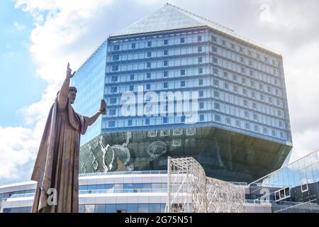MINSK, BÉLARUS - 26 JUIN 2021 : monument de Francysk Skaryna surplombant la construction de la bibliothèque nationale de Minsk, Bélarus. Banque D'Images