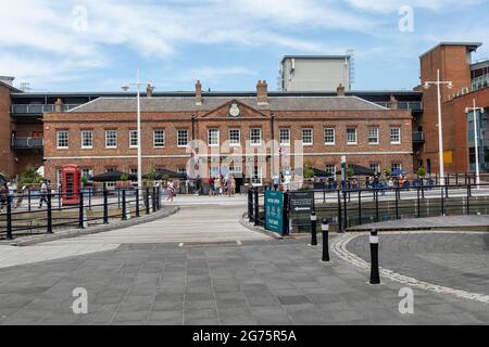 The Old Customs House - A Fuller's Pub and Restaurant à Gunwharf Quays, Portsmouth, Hampshire, Angleterre, Royaume-Uni Banque D'Images