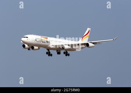 Plus Ultra LÃ­neas Aereas Airbus A340-313 [EC-MFB] arrivant pour entretien à Lufthansa Technik, après avoir été entreposé pendant un certain temps. Banque D'Images