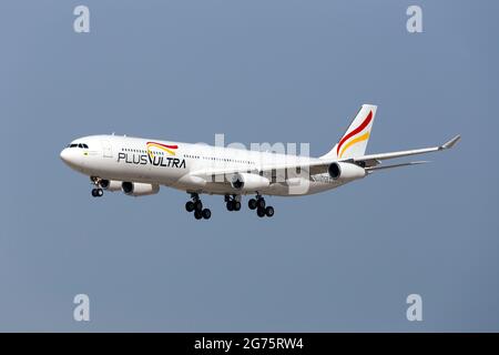 Plus Ultra LÃ­neas Aereas Airbus A340-313 [EC-MFB] arrivant pour entretien à Lufthansa Technik, après avoir été entreposé pendant un certain temps. Banque D'Images