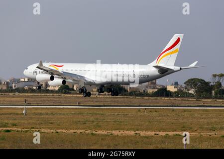 Plus Ultra LÃ­neas Aereas Airbus A340-313 [EC-MFB] arrivant pour entretien à Lufthansa Technik, après avoir été entreposé pendant un certain temps. Banque D'Images