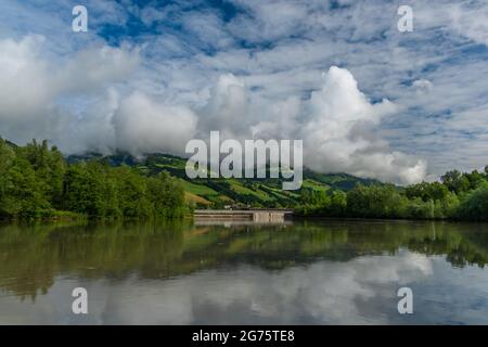 Barrage sur la grande rivière Salzach à Sankt Johann im Pongau en Autriche montagnes d'été Banque D'Images