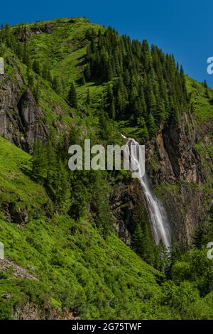 Chute d'eau Schleierfall près de Sportgastein place entre les grandes montagnes couleur d'été Banque D'Images