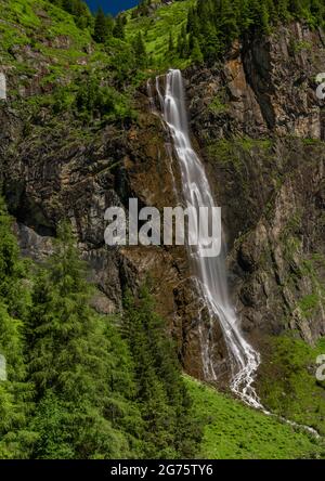 Chute d'eau Schleierfall près de Sportgastein place entre les grandes montagnes couleur d'été Banque D'Images