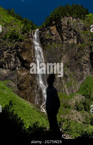 Chute d'eau Schleierfall près de Sportgastein place entre les grandes montagnes couleur d'été Banque D'Images