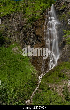 Chute d'eau Schleierfall près de Sportgastein place entre les grandes montagnes couleur d'été Banque D'Images